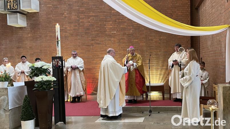 Erzbischof em. Ludwig Schick weiht die Kerze, welche zusammen mit einem Gebetsbild von Pfarrei zu Pfarrei wandert. Bild: Regina Schrembs
