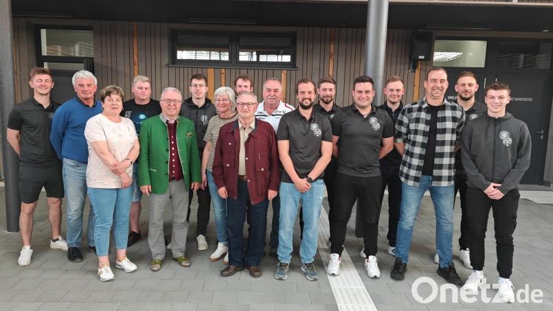 Die SpVgg Wiesau hat mit Martin Höfer (Siebter von rechts) einen neuen Chef. Die Jahreshauptversammlung fand im Schulsportzentrum Wiesau statt. Bild: SpVgg Wiesau/exb