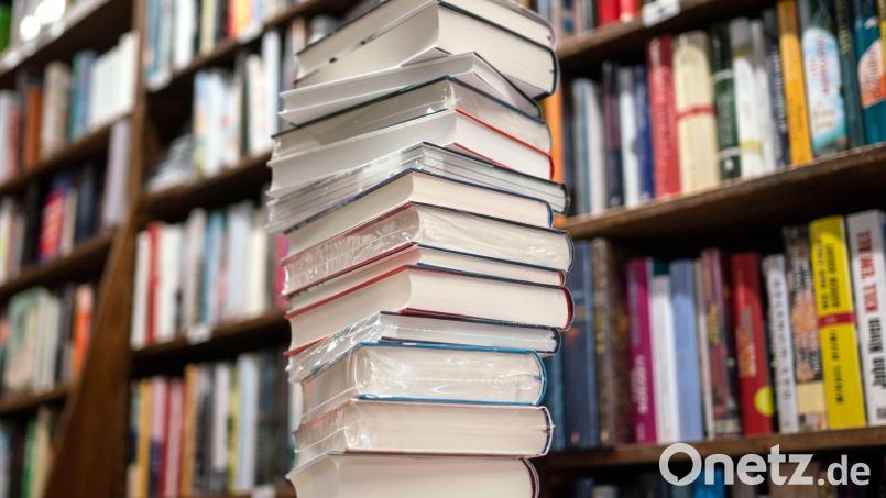 Ein Bücherstapel liegt auf dem Tisch. Bild: Frank Rumpenhorst/dpa/Symbolbild