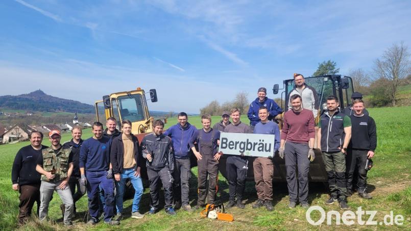 Rund 25 Mitglieder der Burschenschaft halfen mit, den Kastler Berg von Unrat zu säubern. Bild: Gemeinde Kastl bei Kemnath/exb