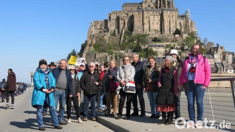 Ein Foto mit dem Kloster Le Mont-Saint-Michel im Hintergrund wird die Reisenden an den Besuch erinnern. Bild:  Miriam Hausladen/exb
