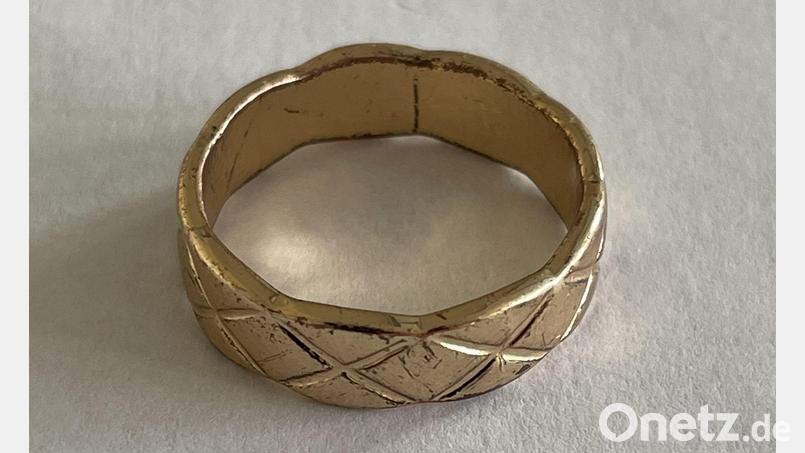 Auf dem Goldring befindet sich keine Inschrift. Die Polizeiinspektion Neustadt/WN sucht nun nach dem Eigentümer des Schmuckstücks. Bild: Polizeiinspektion Neustadt/WN