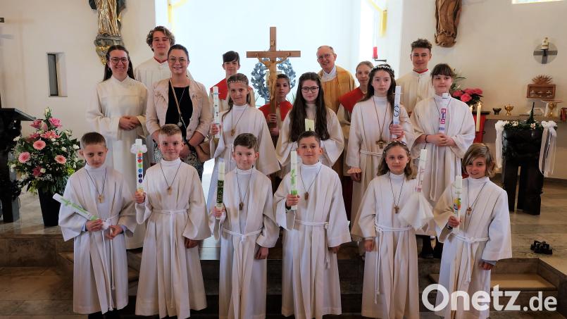 So viele Kommunionkinder wie schon lange nicht mehr, durften in der Pfarrei Etzenricht erstmals zum Tisch des Herrn gehen. Pfarrer Berthold Heller und Patoralassistentin Andrea Zeller (zweite Reihe, links) begleiteten die Mädchen und Jungen durch diesen unvergesslichen Gottesdienst. Bild: wlr