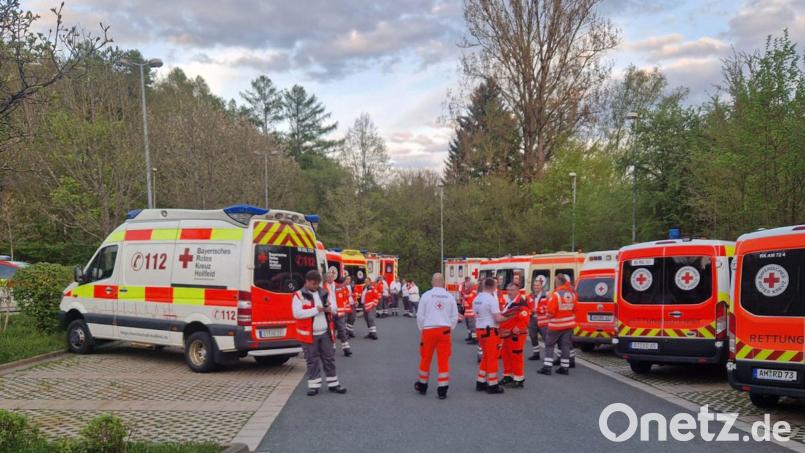 Viele Rettungswagen stehen vor der Sana-Klinik. Am Samstagabend musste das Krankenhaus wegen eines "unbekannten Stoffes" evakuiert werden. Archivbild: vifogra/dpa