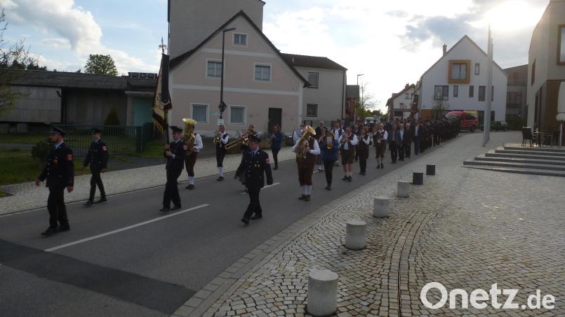 In einem langen Zug marschierten die Brandschützer zur Kirche und dann zur Waldwirtschaft Bild: bk