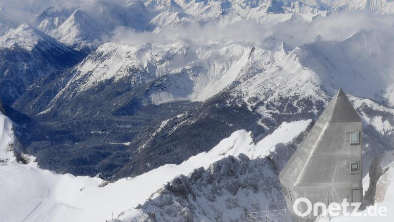 Schnee liegt am Gipfel der Zugspitze. Archivbild: Angelika Warmuth/dpa