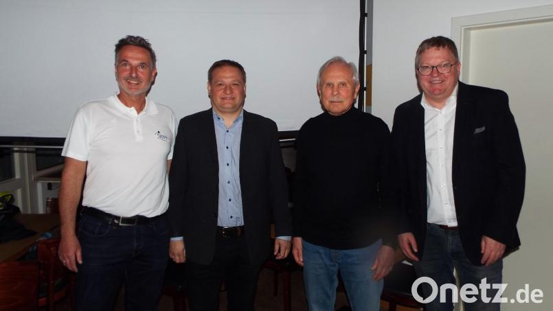 Norbert Fischer (Zweiter von rechts), ist nicht mehr Vorsitzender des Stadtverbandes. Sein Nachfolger heißt Wolfgang Meier (links). Neuer Stellvertreter ist Christian Hellederer. Oberbürgermeister Michael Cerny (rechts) gratulierte zur Wahl. Bild: e