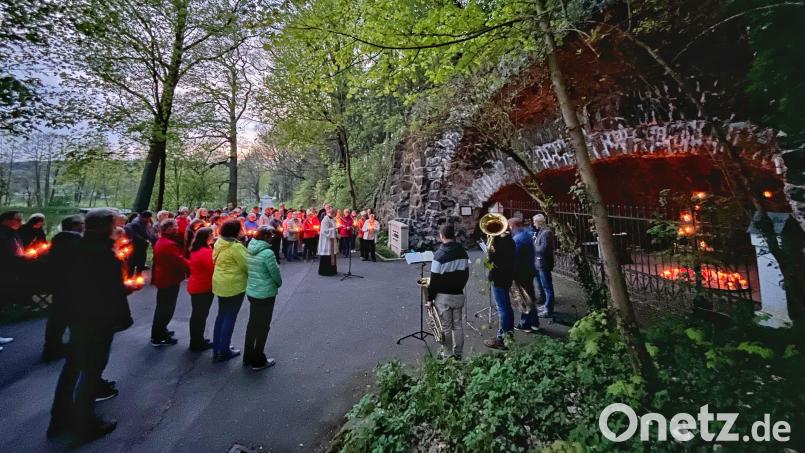 Zur Maiandacht bei Kerzenschein und mit musikalischer Begleitung der Waldsassener Blechbläser durfte Stadtpfarrer Dr. Thomas Vogl an der Lourdesgrotte mehr Mitbetende als erwartet begrüßen. Bild: Ferdinand Sperber/exb