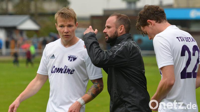 Detag-Trainer Christian Luff gibt den Spielern Anweisungen. Bild: ham