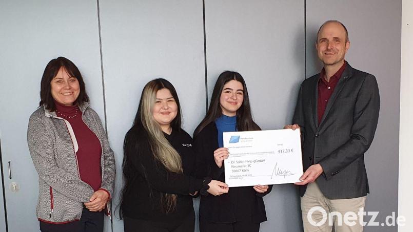 Sinem-Selin Sahan (Zweite von links) und Selin Düman (Zweite von rechts) riefen am Beruflichen Schulzentrum in Schwandorf eine Spendenaktion für die Erdbebenopfer ins Leben. Bild: Alois Meyer/exb