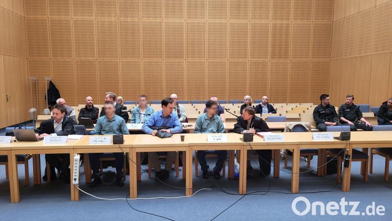 Im großen Saal am Landgericht Weiden musste eine zweite Tischreihe angebaut werden, um allen Angeklagten samt Verteidigern und Dolmetschern einen Platz bieten zu können. Bild: Würth, Wolfgang
