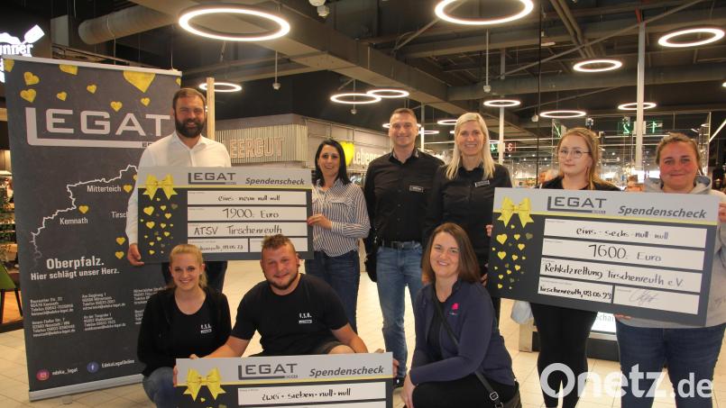 6200 Euro schüttete Edeka Legat an drei Vereine im Rahmend er VereinsCard-Aktion aus. Unser Bild zeigt hockend von links Verena Engelbrecht, Fabian Stich und Melanie Würth (alle Faschingsverein Botzersreuth). Stehend von links, Jürgen Steinhauser und Stefanie Zeus (beide ATSV Tirschenreuth, Stefan und Claudia Legat, sowie Julia Kiesewetter und Melissa Häring (Rehkitzrettung Landkreis Tirschenreuth). Bild: kro