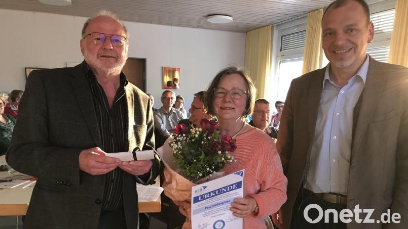 KEB-Vorsitzender Sebastian Sonntag (links) und Geschäftsführer Christian Irlbacher ehrten Hedwig Gerl für 30 Jahre Ehrenamt. Bild: mma