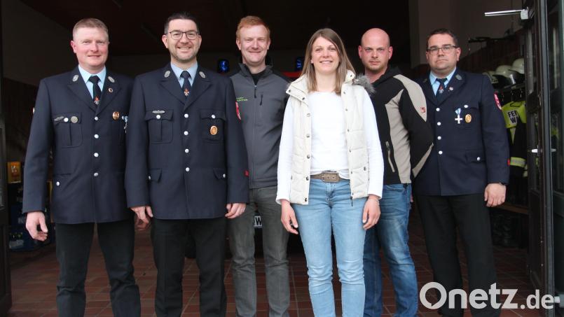 Mit Johanna Bauer (Dritte von rechts) und Andreas Gleißner (Zweiter von rechts) ist die Führungsriege der Feuerwehr wieder komplett. Bild: pi