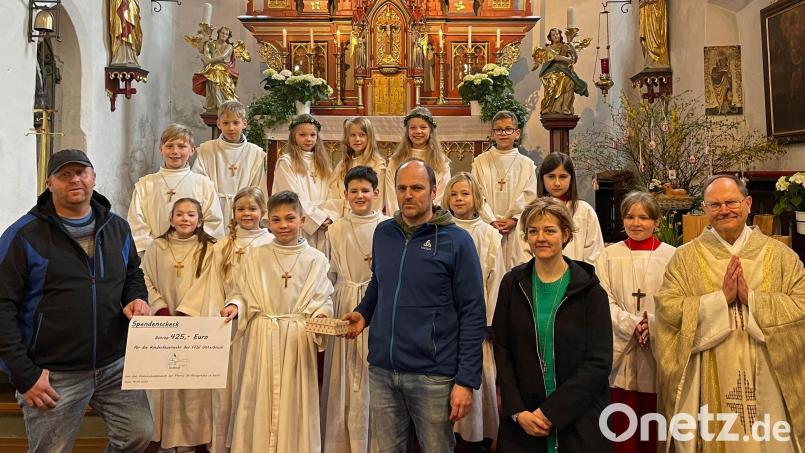 Die Familien der diesjährigen Kommunionkinder spendeten für andere Kinder. Der stolze Betrag von 425 Euro kommt der neuen Kinderfeuerwehr „Floris Löschbande“ in Unterbruck zugute. Neben den Vertretern der Feuerwehr, Holger Phillip und Martin Stangl, sind Pfarrer Heribert Stretz und Julia Manze, als Vertretung der Kommunioneltern im Bild. Bild: rpp
