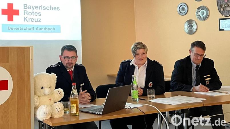 Von links: Daniel Sertl, Astrid Brunhuber und Schriftführer Michael Schübel bei der Versammlung. Bild: BRK Auerbach/exb