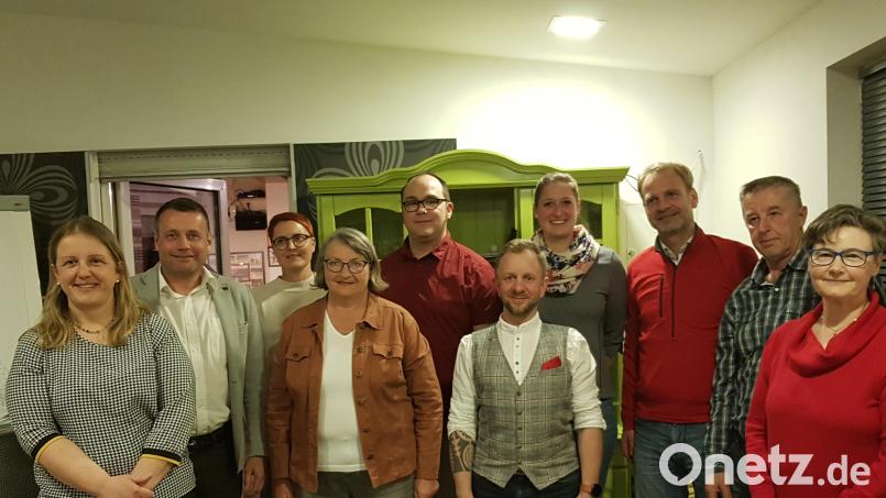 Bezirkstagskandidatin Simone Böhm-Donhauser und Landtagskandidat Uwe Bergmann gratulieren den neu gewählten SPD-Vorstandsmitgliedern Petra Busch, Waltraud Lobenhofer, Michael Gradl, Johannes Ambros, Anna Heigl, Markus Zagel, Wolfgang Schmidt und Margit Müller (von links). Bild: wwl
