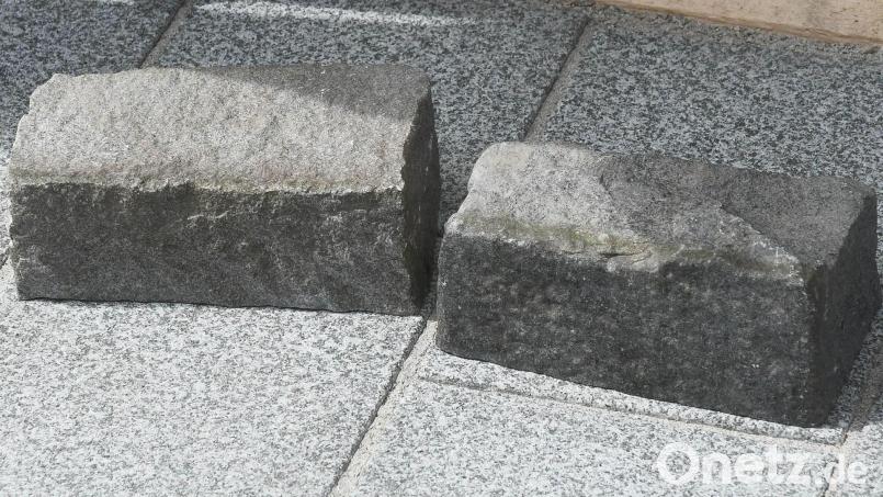 Testlauf für die Granitplatten in der Fußgängerzone. Der Bauausschuss prüfte auch die farbliche Abstimmung mit dem bestehenden Pflaster (aufgelegte Steine). Bild: Gabi Schönberger