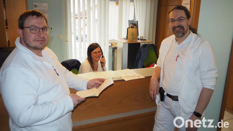 Dr. Christian Ried (links) und sein Bruder Dr. Alexander Ried (rechts) sind sich einig: Es klappt mit der Praxis-Filiale in Winklarn. Eins zu eins lässt sich ihr Modell aber nicht auf andere Fälle übertragen. Bild: bl