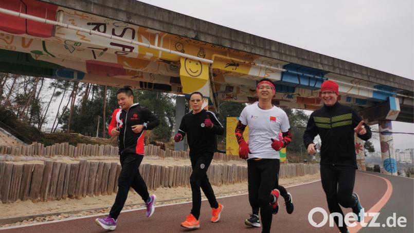 Wolfgang Wild (rechts) geht auch in China seiner großen Leidenschaft nach: dem Marathon. In einer Laufgruppe hält er sich fit. Bild: Wolfgang Wild/exb