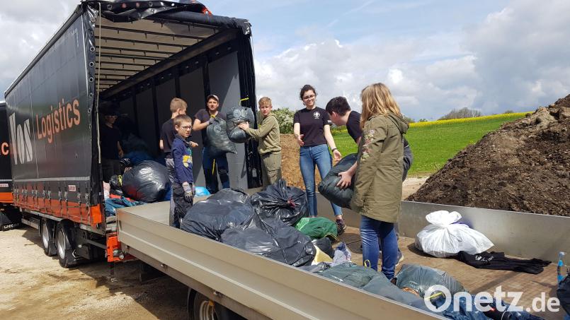Klein und Groß packt bei der Sammlung mit an: Am Annaberg-Parkplatz laden die Pfadfinder die Kleidersäcke von Pritschenwagen in den Lkw um. Bild: Tobias Gräf