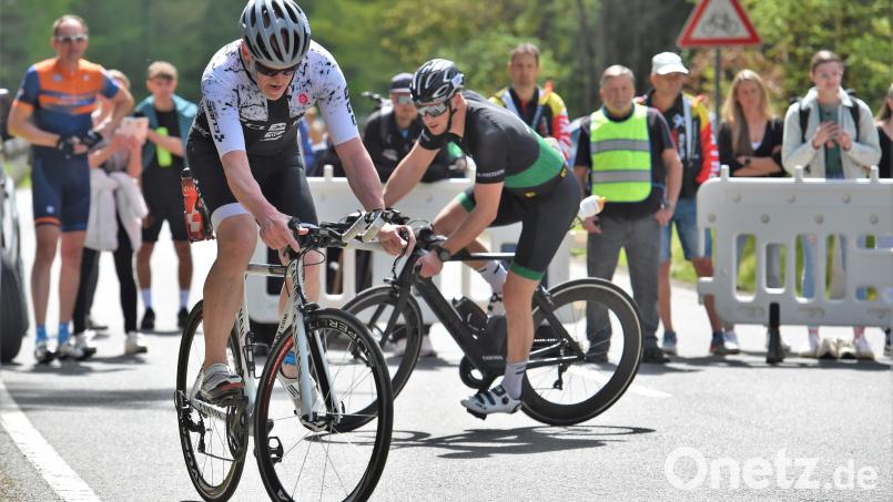 Einmal wenden, bitte: Beim Weidener Triathlon galt es, neben dem Schwimmen und Laufen auch kräftig in die Pedalen zu treten. Bild: Büttner, Gerhard