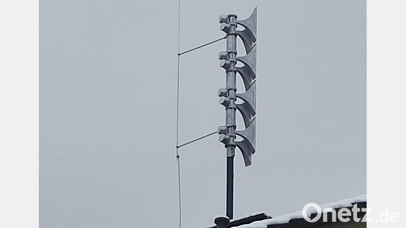 Mit Hilfe einer fahrbaren Arbeitsbühne wurden die Teile der neuen Sirene auf das Dach des Bürgerhauses gehievt und dort installiert. Von Westen her gesehen Bild: lgc
