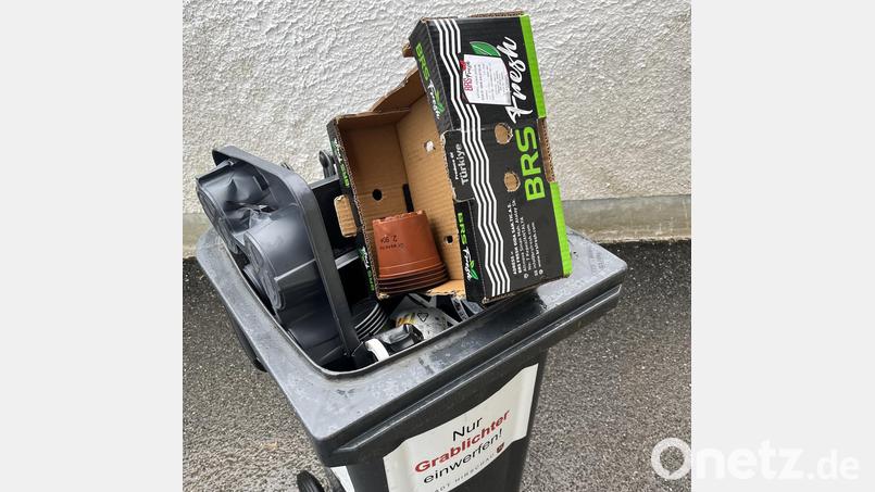 Die Abfallentsorgung im Hirschauer Friedhof ein echtes Ärgernis. Für Grablichter ist die Tonne gedacht, eingeworfen wird aber alles andere als das. Beim Grünabfall sieht es ähnlich aus. Bild: Gerhard Fleischmann