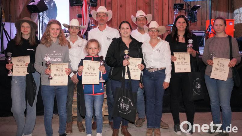 Die erfolgreichen Reiterinnen und Reiter (von links): Fiona Rösl, Sophia Wittmann, Marina Schelter (WHF), Anna Völkl, Marco Rom (WHF), Steffi Friedl, Michael Krichenbauer und Stefanie Krichenbauer (WHF), Carina Fischer und Anja Kalla. Bild: fvo
