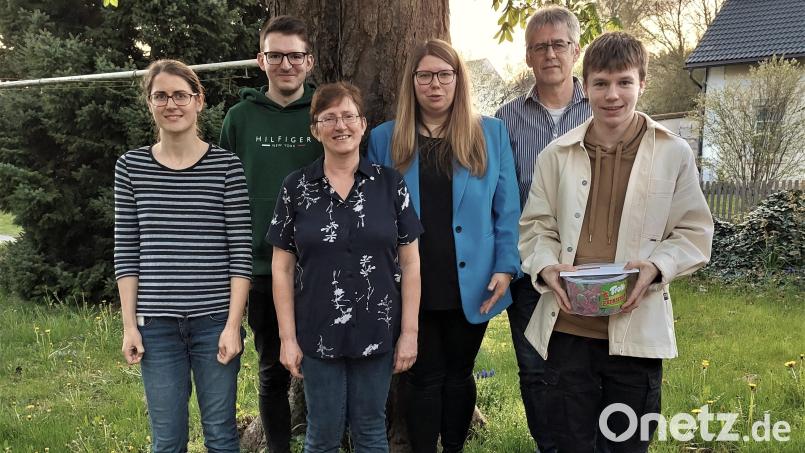 Die Preisträger des Sauschießens der Schützen in Groschlattengrün, von links Nina Fuchs, Alexander Hein, Birgit Wohlrab, Lisa Busch und Wolfgang Wohlrab vom Schützenmeisteramt sowie Elias Ott. Bild: Schützenverein Groschlattengrün/exb