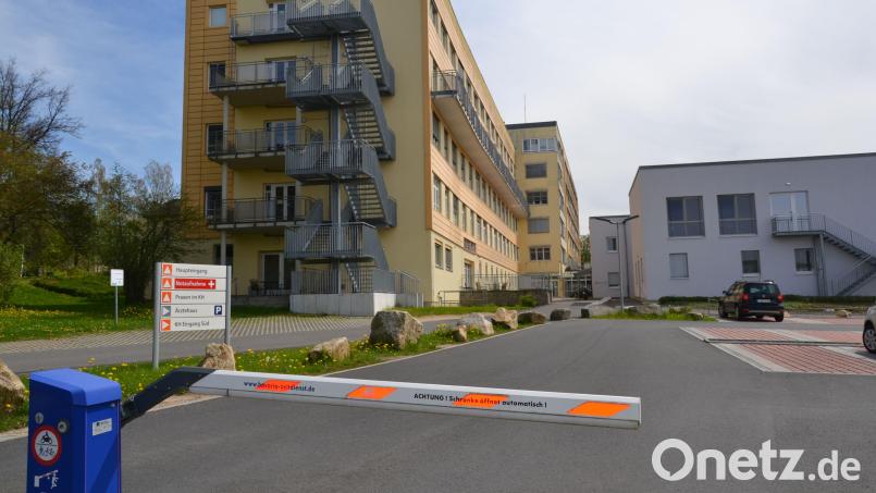 Das Krankenhaus Tirschenreuth mit dem angebauten Ärztehaus (rechts) ist ein Hauptpfeiler in der medizinischen Versorgung der Landkreis-Bevölkerung. Wie es im Krankenhauswesen weitergeht, diskutieren Politiker derzeit auf allen Ebenen. Bild: as