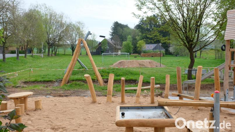 Die Soccer-Arena soll neben der Oberbibracher Schulstraße auf dem Wiesengelände zwischen dem neuen Kinderspielplatz und dem MC-Heim entstehen. Bild: do