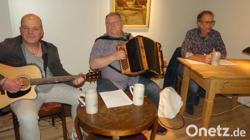 Jürgen Walbert, Luk Schieder und Reinhard Fütterer (von links) entführten ihre begeisterten Zuhörer in die Welt des Zoigls. Bild: rn