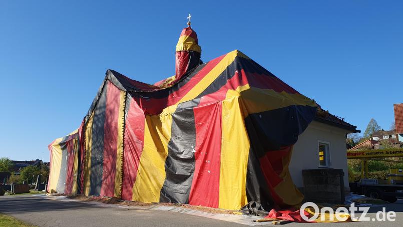 Im Leichenhaus in Erbendorf ist der Wurm drin. Deshalb wird das Gebäude bis Freitag, 15. Mai, begast. Damit das Gas nicht austritt, wird das Gebäude in eine Spezialfolie gehüllt. Bild: kaz