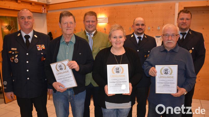 Jahrzehntelang treuer Mitglieder ehrte die Feuerwehr Pechofen. Im Bild (von links) Kreisbrandmeister Wolfgang Wedlich, Anton Haberkorn, Bürgermeister Stefan Grillmeier, Petra Bäuml, Kommandant Thomas Zintl, Josef Schedl und Vorsitzender Matthias Lindinger. Bild: jr