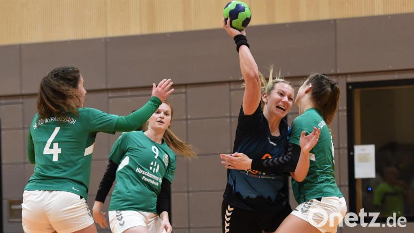 Franziska Scheidler (Zweite von rechts, Szene aus der Partie gegen die SG Rohr/Pavelsbach) erzielte im Relegations-Hinspiel beim HC Hersbruck fünf Treffer für den HC Weiden. Archivbild: G. Büttner