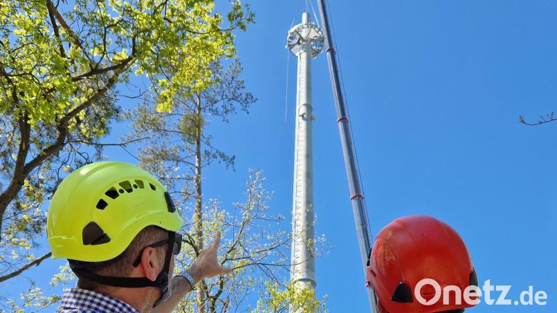 Stefan Klein vom Landeskriminalamt (links) als Auftraggeber für den Funkmast bei Traunricht. und der zuständige Planer Steffen Maltusch beobachten gemeinsam, wie in über 40 Meter Höhe eine Stahlplattform am Mast installiert wird. Bild: Dobler