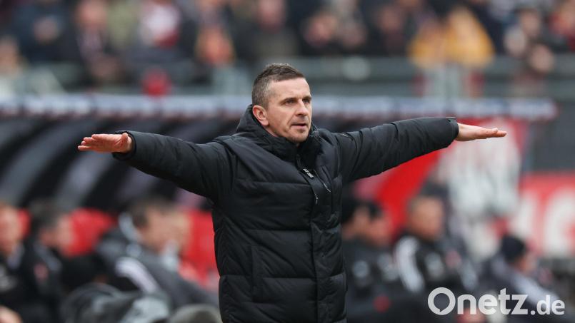 Mersad Selimbegovic ist nicht länger Trainer beim SSV Jahn Regensburg. Bild: Daniel Karmann/dpa