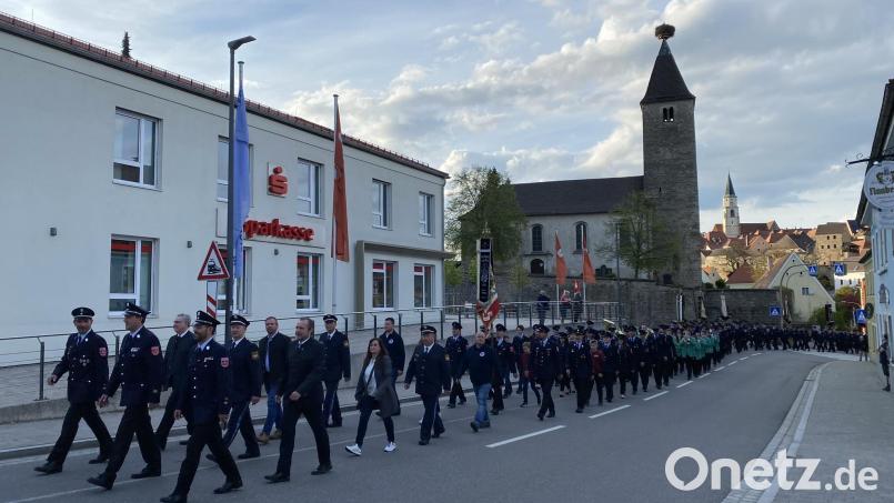 Zahlreiche Ehrengäste schritten beim Florianstag in Nabburg den Fahnenabordnungen und Kameraden umliegender Feuerwehren voran. Bild: aub