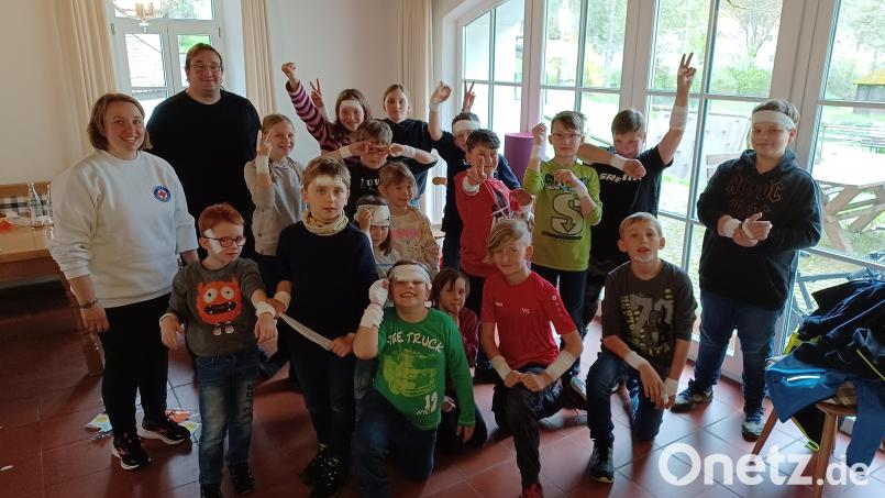 Einige Hirschbacher Wasserwacht-Kinder tragen noch die Übungsverbände aus der Erste-Hilfe-Schulung mit Jugendleiterin Simone Steger und Ausbilder Robert Scheler. Bild: lei