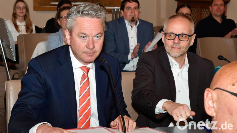 Markus Kühne (vorne mit Krawatte) ist alter und neuer Baureferent der Stadt Amberg. Im Hintergrund (mit Kinnbart) sein Herausforderer Daniel Bauer, den er mit 22 zu 17 Stimmen besiegte. Bild: Petra Hartl