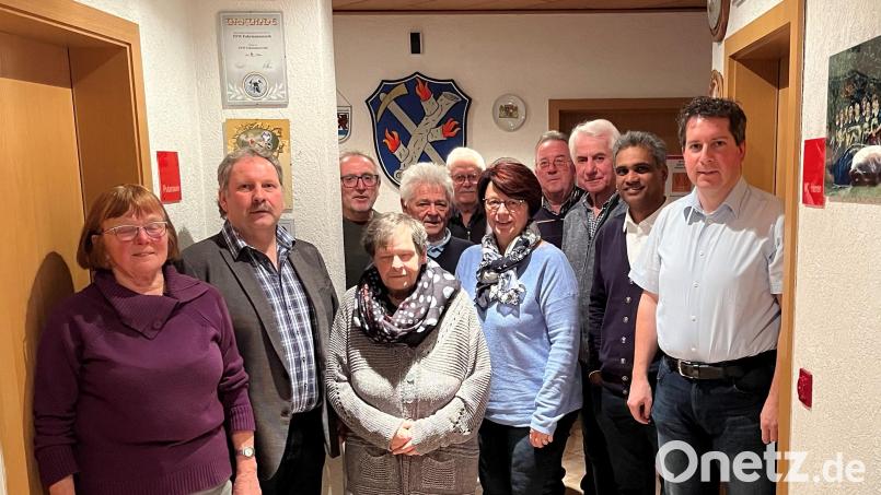Der neue Vorstand (von links) Margareta Biegerl, Bürgermeister Bernhard Schindler, Zweiter Bürgermeister Christian Drehobel, Gabi Bauer, Reinhard Bauer, Dritter Bürgermeister Georg Zaus, Brigitte Hofmann, Bernhard Roth, Alfons Brucker, Pfarrer Joy Munduplackal und Michael Brucker. Bild: Kapellenbauverein Fuhrmannsreuth/exb