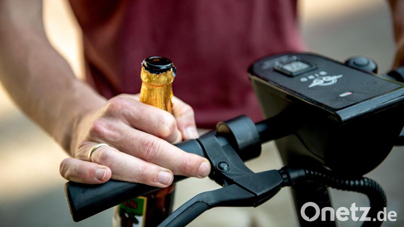 Nicht mit dem Rad, sondern per Fuß musste ein Mann in Amberg seinen Weg fortsetzen, nachdem ihm Polizisten die Fahrt verboten hatten. Symbolbild: picture alliance/dpa/dpa-tmn/Zacharie Scheurer
