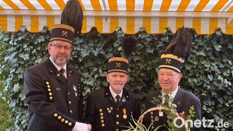 Zum Jubeltag bekam Herbert Matzel (Mitte) von der Bergknappenkapelle ein Ständchen und vom Vorsitzenden Armin Kraus (links) und Zweiten Vorsitzenden Georg Rubenbauer einen Geschenkkorb. Bild: ksa