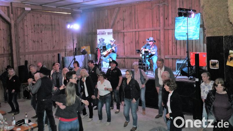 Beim Countryfest der Western Horse Friends (WHF) Floß in Woppenrieth ist die Tanzfläche stets gut gefüllt. Bild: fvo