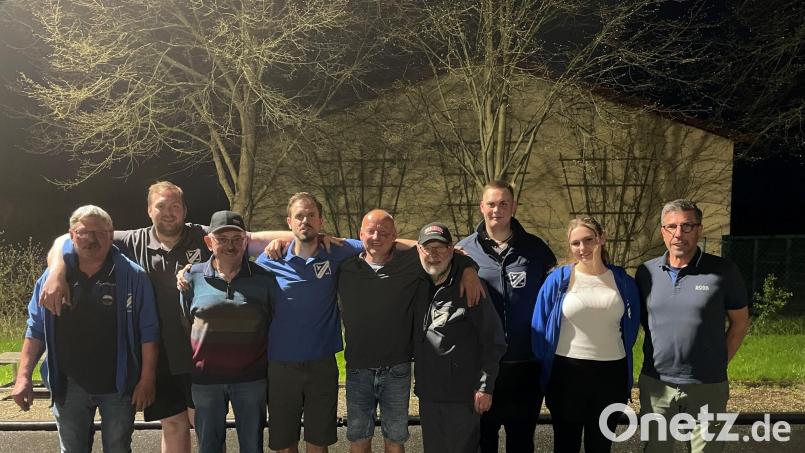 Die erfolgreichsten Teilnehmenden der Vereinsmeisterschaft des Eisclubs, von links Werner Schaumberger, Sebastian Härtl, Otto Grillmeier, Carsten Pflaum, Klaus Reindl, Alois Weiß, Florian Härtl, Sophia Rosner und Otto Gradl. Bild: Eisclub Konnersreuth/exb