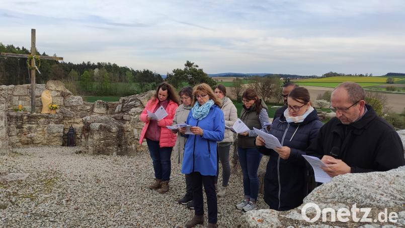 Das Foto zeigt Pfarrer Thomas Thierman und Pfarrvikar Beschi zusammen mit der Vorstandschaft der Landvolkgruppe in der ehemaligen Katharinenkapelle der Burg. Bild: Wolfgang Jäger/exb