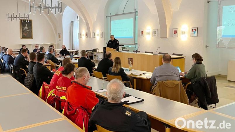 Carsten-Armin Jakimowicz erläutert die Aufgaben der neuen Arbeitsgemeinschaft Psychosoziale Notfallversorgung. Bild: Andreas Pfauntsch, Stadt Amberg/exb