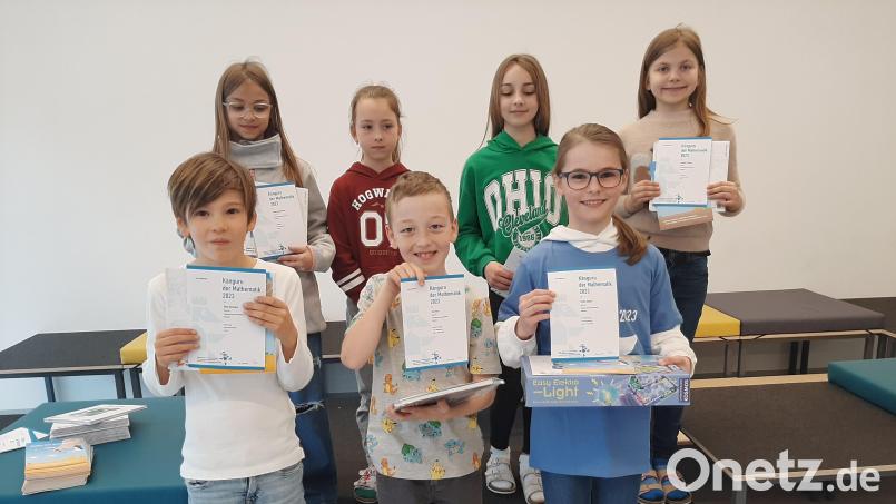 Beim Känguru-Wettbewerb an der Grundschule Mitterteich erfolgreich waren (hinten, von links) Sarah-Leah Broda, Hannah Rosner, Luisa Haberkorn, Joselina Teubner sowie (vorne, von links) Theo Neumann sowie zweiter Sieger Kai Thurn und Siegerin Emma Dötterl. Bild: Grundschule Mitterteich/exb