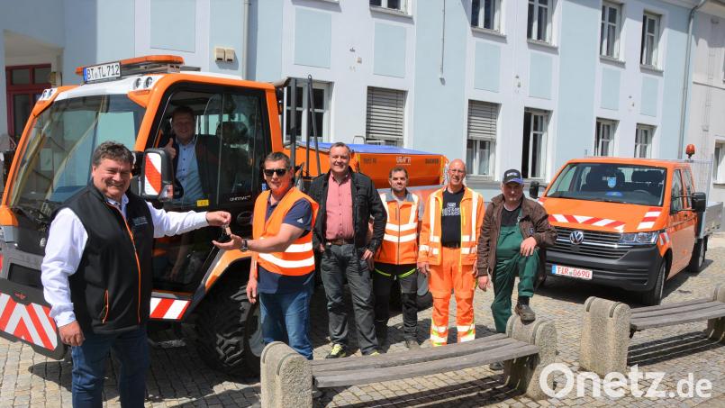 Große Freude bei der Stadt Mitterteich und dem städtischen Bauhof. Ausgestattet mit zwei neuen Fahrzeugen, einem &quot;Lindner-Unitrac&quot; (links) und einem VW-Transporter für die Stadtgärtnerei geht es in die Zukunft. Darüber freuen sich (von links) Verkaufsleiter Jürgen Rieger, Bürgermeister Stefan Grillmeier (sitzend), Bauhofleiter Wolfgang Stark, Thomas Siller (Bauamt), die Mitarbeiter Wolfgang Rosner und Joachim Sommer, sowie Stadtgärtner Willi Kilian. Bild: jr